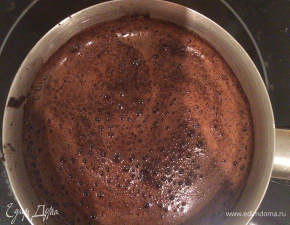 Сварить кофе в турке привычным для Вас способом.
Я рекомендую варить кофе мелкого помола на маленьком огне, когда появится такая пенка, не упустите момент ее "разрушения", снимите кофе с плиты.