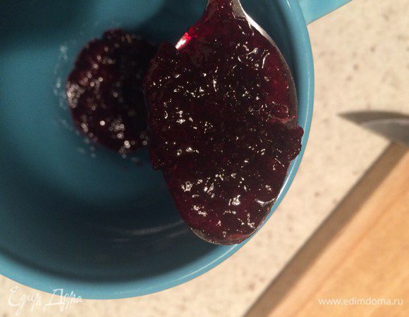 Пока варится кофе, на дно чашки кладем малиновый джем по вкусу.