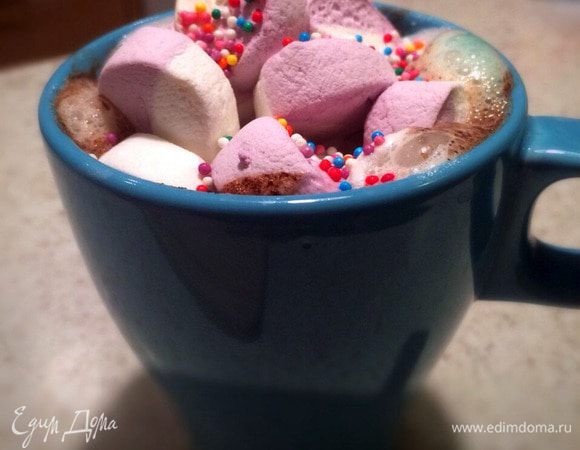 Налить кофе в чашку, оставив в чашке место для кондитерских сливок. Далее добавить в кружку сливки в желаемом количестве, на них положить суфле, посыпать бусинками.
Наслаждайтесь!
