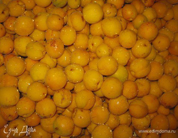 Перебираем и моем абрикосы. Удаляем косточки.