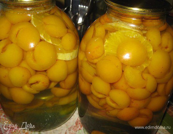 Заливаем только что закипевшим сиропом. И закатываем  жестяными крышками, заранее простерилизованными.
Банки с готовым напитком переверните вверх дном, укутайте и оставьте до полного охлаждения.