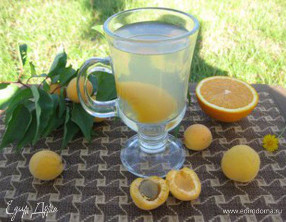 Если же Вы будете пить апельсиново-абрикосовый напиток сейчас, то абрикосы и апельсин бросите в кипящую воду, добавте сахар по вкусу, доведите до кипения, прокипятить 2-3 минуты, выключите и не открывая крышку подождите 20-30 минут.
Приятного аппетита!