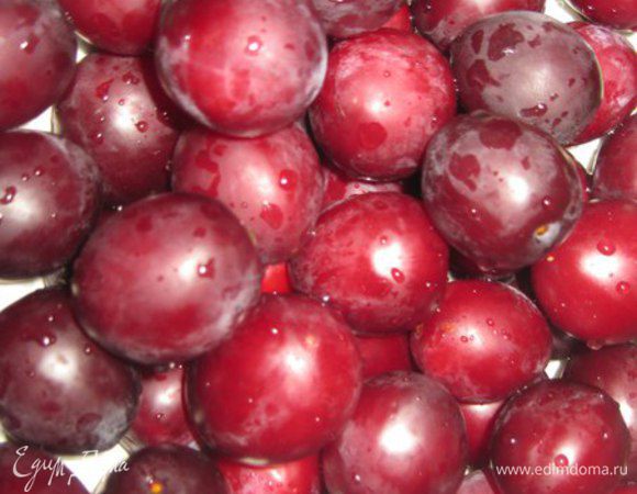 Перебираем и моем сливы.