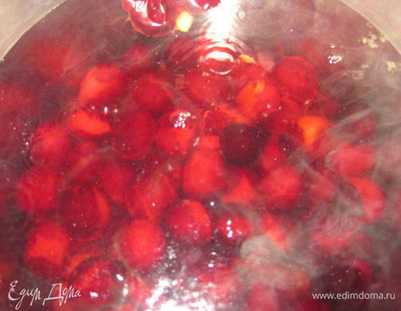 Кладем сливы в кастрюлю, заливаем водой, засыпаем сахар и доводим до кипения. Кипятим 3-5 минут. У меня сливы очень сладкие, поэтому сахара я много не добавляю.