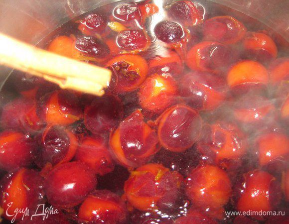 Потом в кипящую воду добавляем одну палочку корицы (или пол чайной ложки молотой корицы). Закрываем крышку и выключаем огонь. Даем постоять 15-20 минут не отрывая кастрюлю.