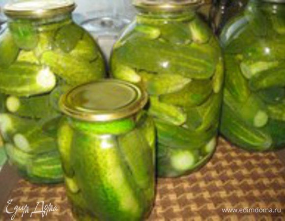 Рассолом заливаем огурцы и накрываем крышками. Через 20-30 минут рассол снова выливаем в кастрюлю доводим до кипения и снова заливаем огурцы. Закатываем банки. Переворачиваем и укутываем одеялом. 
