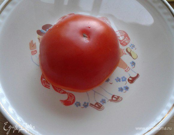 Залить помидоры кипятком и оставить на несколько минут.