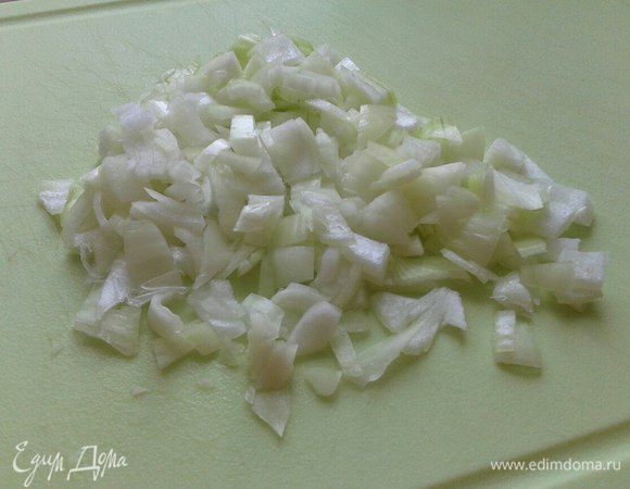 Очистить и мелко нарезать репчатый лук.