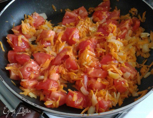 Снять с помидоров шкурку, нарезать кубиками. Сначала обжарить лук, потом добавить морковь и помидоры, и потушить 5 -7 минут.