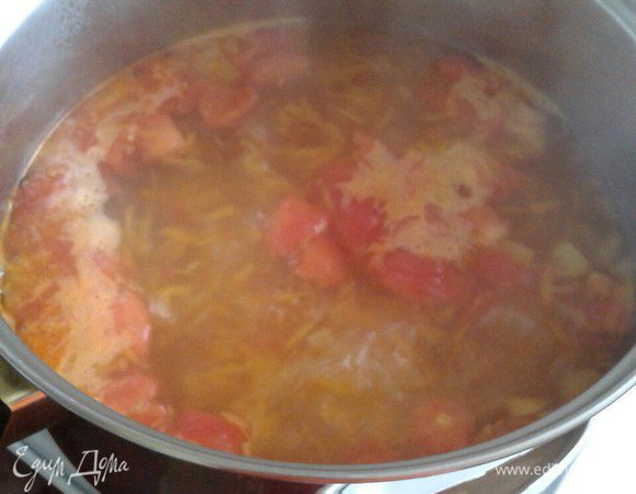 Довести воду до кипения, добавить обжарку. Почистить картофель, нарезать кубиками и варить минут 10.