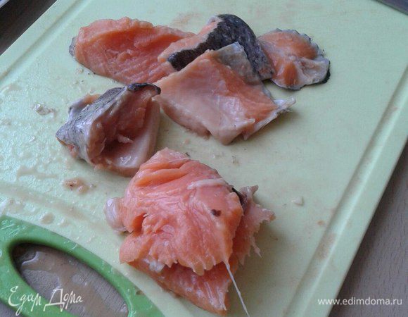 Нарезать лосось на несколько частей и добавить в суп.