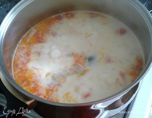 Добавить сливки и варить до полной готовности.