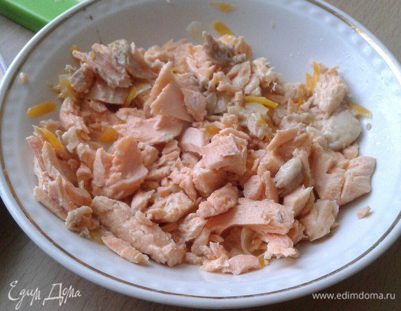 Достать лосось и нарезать на маленькие кусочки.