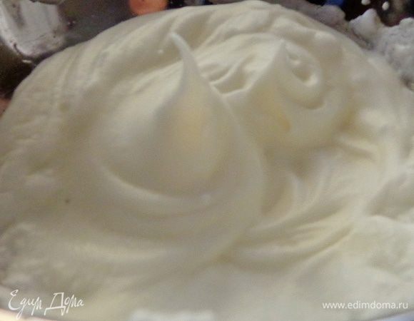 Взбить белки с солью до крепкой пены.