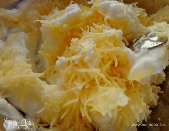 Аккуратно соединить сыр с белками.