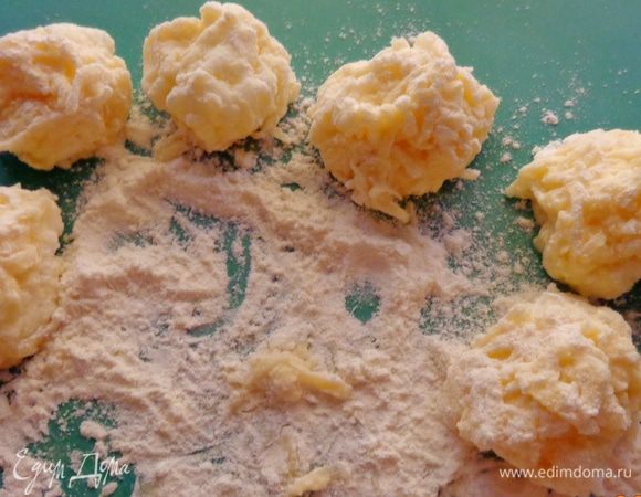 Чайной ложкой набирать сырно-белковую смесь и обваливать шарики в муке.