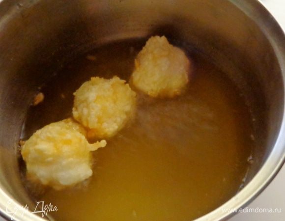 Жарить во фритюре до легкой золотистости.