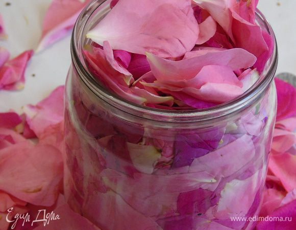 Собрать пол литровую банку лепестков роз. Желательно брать чайную розу, у нее и аромат и вкус тоньше. Розы из магазина не подойдут, это проверенно, они их чем-то обрабатывают, чтоб не вяли, поэтому нужно брать с  розового куста. 