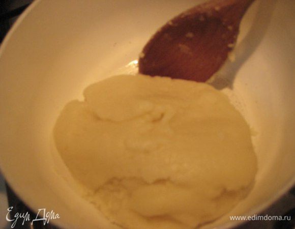 Тесто:
Воду с щепоткой соли довести до кипения, добавить сливочное масло, растопить. Всыпать муку, размешать, чтобы не было комочков, заварить тесто. Тесто должно хорошо отлипать от стенок кастрюли. Снять с огня.