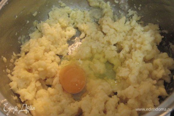 Тесто немного остудить, ввести яйца по одному, взбить.