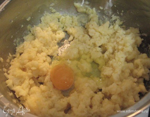 Тесто немного остудить, ввести яйца по одному, взбить.