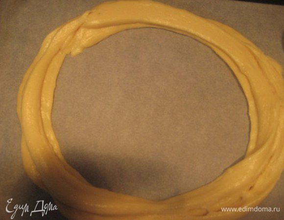 На бумаге для выпечки нарисовать круг 26 см, из кондитерского мешка выдавить три круга теста: два рядом и один сверху.
Выпекать при температуре 180 градусов, 40 минут.