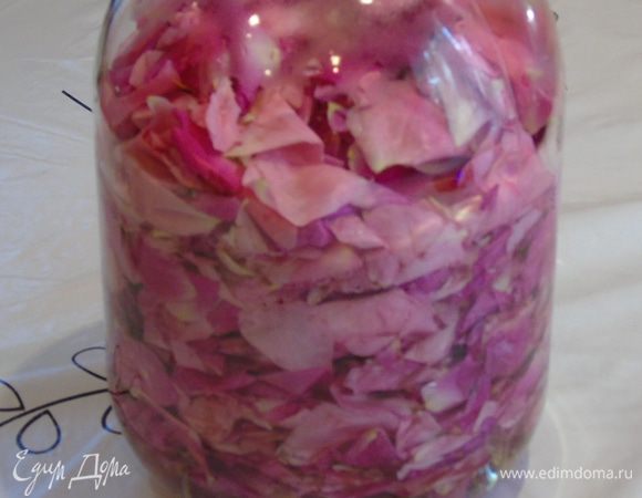 Пол литровую банку сахара всыпать в кастрюлю и добавить 1,5 литра  кипяченной воды, поставить на огонь и все время помешивая ждем пока весь сахар не растворится. Остужаем. В 3-х литровую банку всыпаем лепестки и заливаем сиропом.