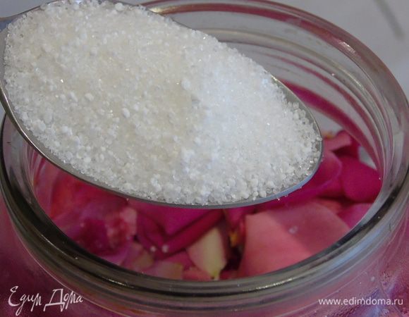 Добавляем 1 ст. л. лимонной кислоты. Доливаем холодной кипяченной воды почти до веха, где-то см 5 оставляем от верха. Перемешиваем.