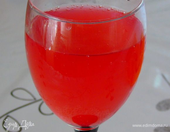 Закрыть капроновой крышкой и поставить в теплое место для брожения. Под бутыль поставьте тарелочку, так как при брожении вино может чуть вылиться (грамм 100), даже через закрытую крышку :) Через месяц процедить, разлить по бутылкам. Чем дольше вино настаивается тем более насыщеннее вкус. 