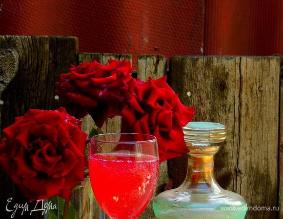 Скажу честно, у нас не настаивалось, выпили все и сразу.  Уж очень вкусно, а как ароматно... Приятного вам винопития!!!