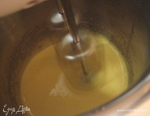 Крем: взбить желтки с сахаром до бела. 