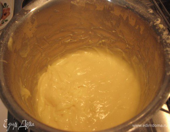 Молоко влить в сотейник, поставить на огонь.
Немного горячего молока влить в яичную смесь, перемешать, всыпать муку, размешать. Струйкой влить оставшееся горячее молоко в яичную смесь, перемешать, перелить в сотейник, поставить на огонь.
Варить крем до загустения, постоянно помешивая венчиком.
Готовый крем остудить до комнатной температуры.