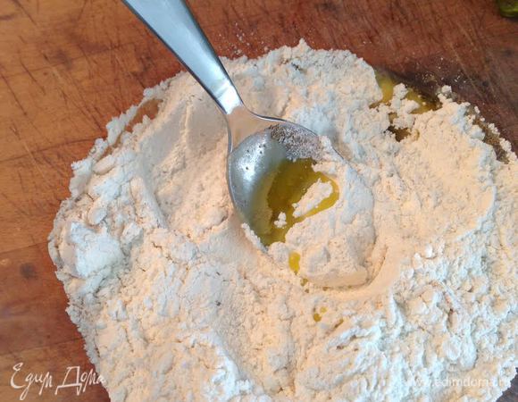 Дрожжи развести вместе с сахаром в теплой воде. Отдельно соединить муку с солью и оливковым маслом, и влить воду с дрожжами.