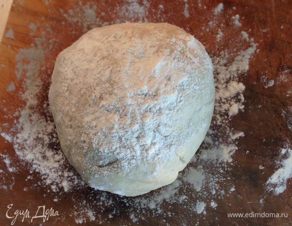Хорошо вымесить, скатать тесто в шар, присыпать небольшим количеством муки. Накрыть и оставить подходить в темном месте при комнатной температуре примерно на 1 час.