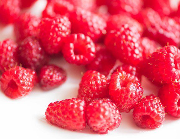 Малину помыть и обсушить.