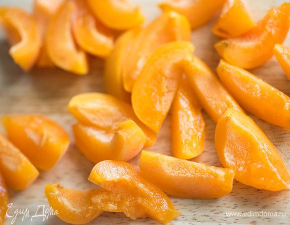 Абрикосы помыть и разрезать на части.