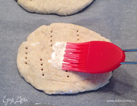 Смазать сливками.