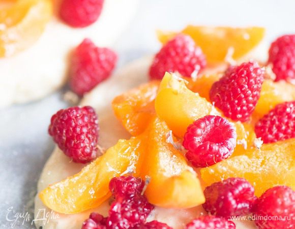 Переложить абрикосы и малину, посыпать сахаром (количество сахара регулируется в зависимости от вкуса и сладости фруктов с ягодами) и сушеными цветками лаванды. Выпекать 20-30 минут про 220 гр. готовую фокаччу украсить засахаренной фиалкой.