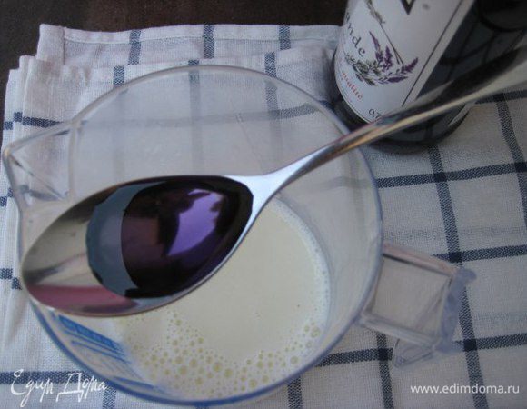 Замочить желатин в холодной воде.
Сливки нагреть с сахаром, не кипятить, развести набухший желатин, размешать, добавить сироп лаванды. Разлить по порционным стаканчикам. Остудить до комнатной температуры, затем переставить в холодильник.