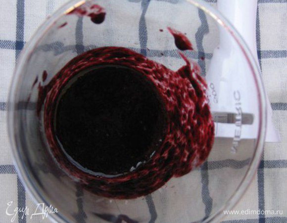 Соус: чернику пробить погружным блендером с сахаром. Вылить на застывшую панна котту.