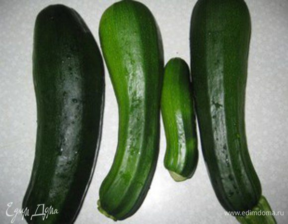 Моем, чистим и нарезаем соломкой кабачки.
