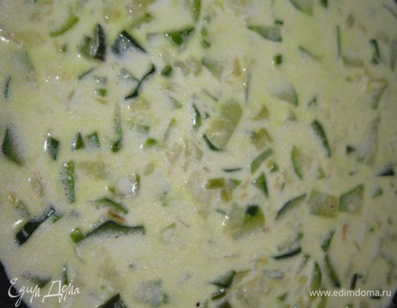 Далее влить сливки и тушить 15 минут. Все это немного загустеет.