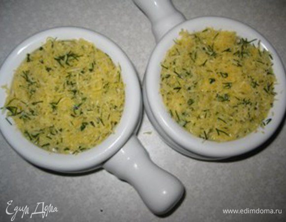 Кабачковую массу выложить в кокотницы, посыпать сыром с зеленью.
Поставить в холодную духовку. И запекать около 15 минут при температуре 180 градусов.