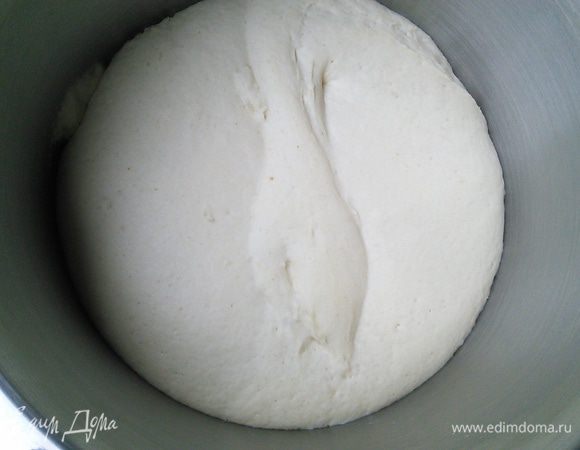 Подошедшее тесто еще разочек интенсивно вымесим. 