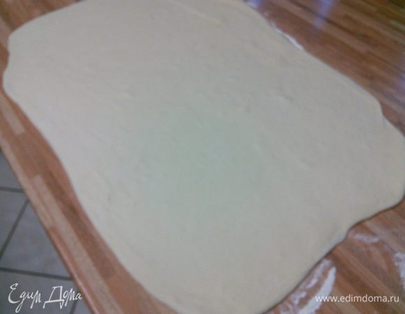 И раскатаем на посыпанной мукой поверхности  в прямоугольник 30*60 см. 