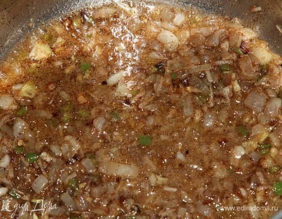 Нарезаем лук, перец чили, чеснок мелко. В кастрюле с толстым дном прогреваем растительное масло. Добавляем нарезанные лук, перец и чеснок. Готовим 2-3 минуты, до появления насыщенного аромата чеснока. Добавляем пряности: корицу, зиру и тмин. Все перемешиваем и приготавливаем еще пару минут, помешивая.