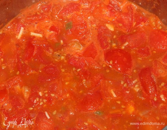 Опускаем помидоры в кастрюлю, перемешиваем, доводим до кипения и готовим пять минут.