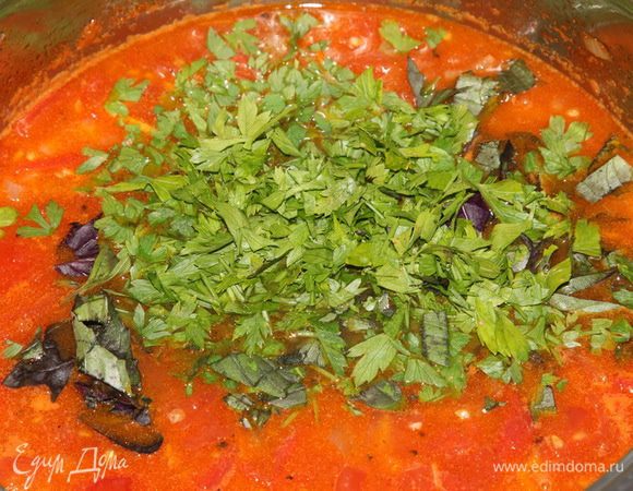 доливаем воду (если хочется, можно и куриный бульон, но мне на воде нравится больше: так томатному вкусу ничего не мешает), добавляем паприку и зелень: у меня базилик синий, зеленый и гвоздичный, петрушка. На самом деле, здесь зелени чем больше, тем лучше: суп пока остывает настаивается и вкус получается потрясающий. Доводим до кипения, добавляем мед и готовим еще пять минут на медленном огне.