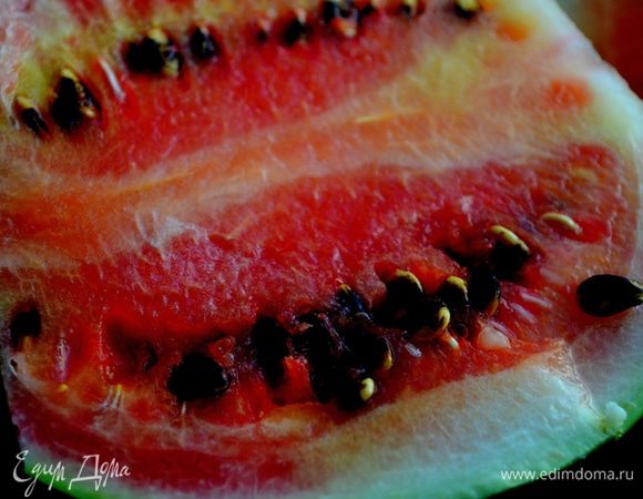 Выбираем арбуз, очищаем его от кожуры и семечек.