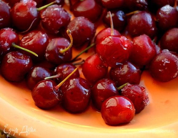 Вишню очищаем от косточек.